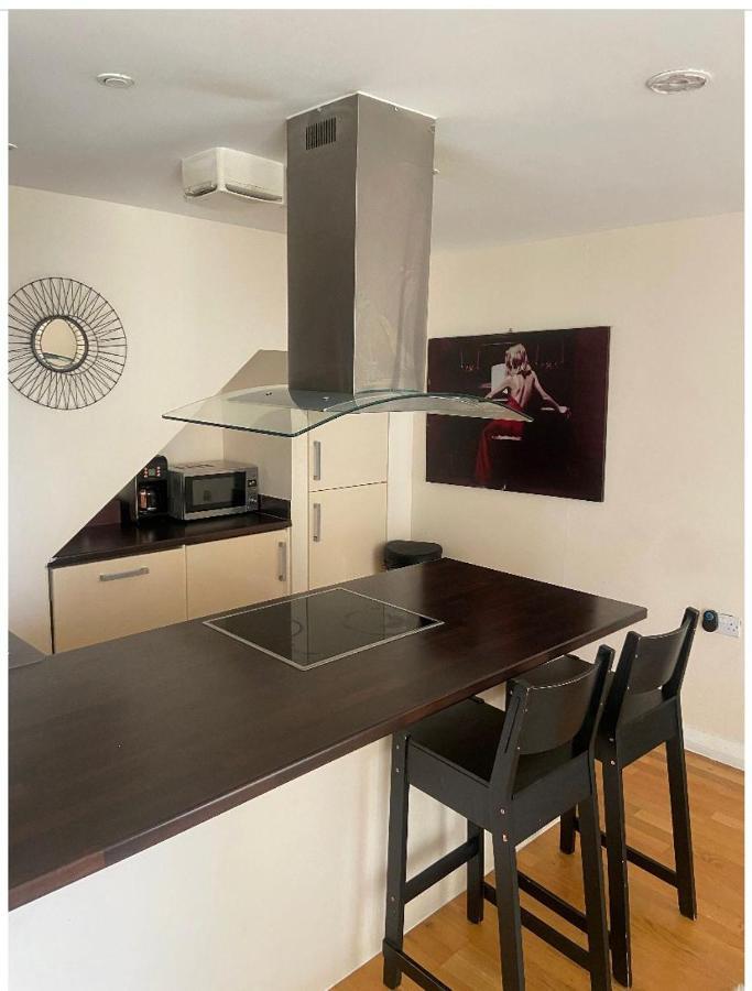 Lovely 2Br Apartment W/ City View Londra Esterno foto