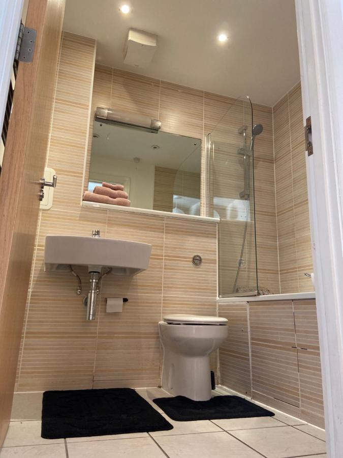 Lovely 2Br Apartment W/ City View Londra Esterno foto